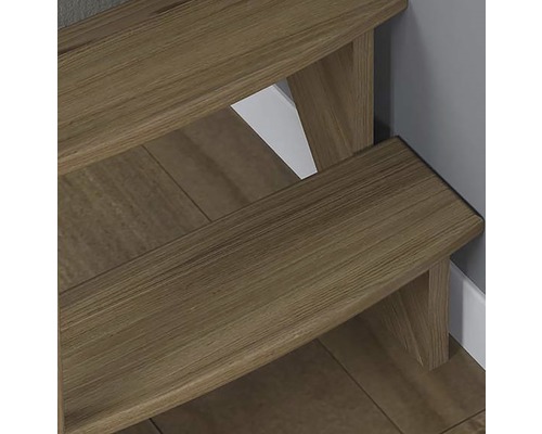 Gros plan d''un escalier en bois avec une finition brun clair.