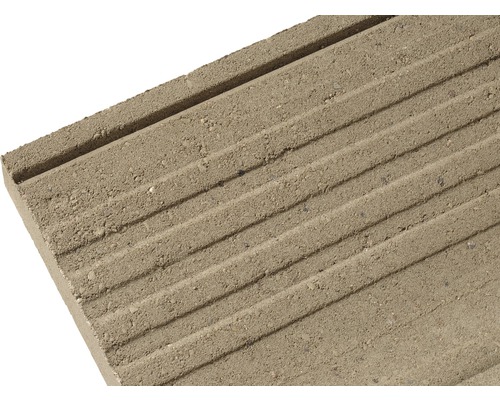 Bordure de béton avec profil rainuré