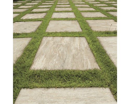 Gartenweg mit quadratischen Steinplatten und Grasfugen