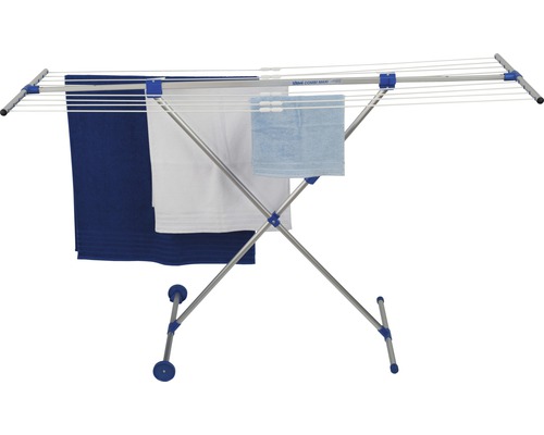Séchoir à linge avec des textiles suspendus