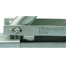 Detailaufnahme einer Halterung mit der Aufschrift H 99 Patent angemeldet Germany