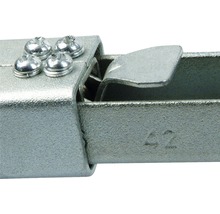 Detailansicht eines silberfarbenen Metallbeschlags mit Schrauben