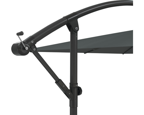 Detailansicht eines Sonnenschirms mit Kurbelmechanismus und Metallrahmen