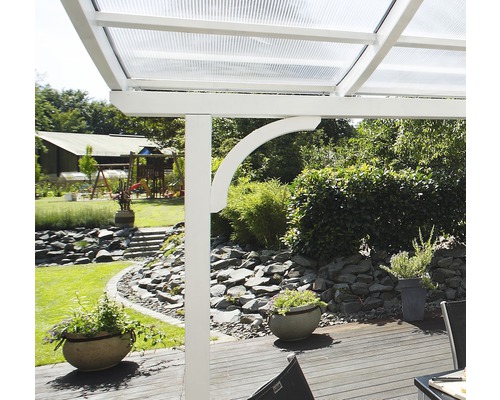 Terrassenüberdachung mit durchsichtigem Dach und Blick in einen Garten