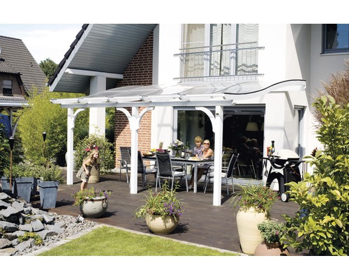 Terrasse mit Terrassenüberdachung, Tisch und Gartenmöbeln vor Haus