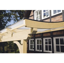 Carport en bois sur une maison à colombages