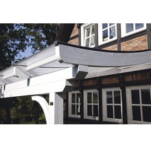 Vue détaillée d''une pergola en bois sur un bâtiment en brique
