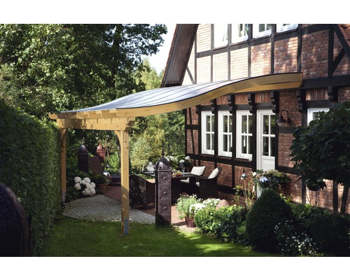 Carport en bois avec toit métallique ondulé et coin salon dans le jardin