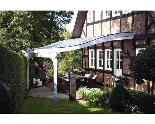 Toit de terrasse en bois sur une maison avec jardin