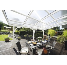 Terrasse avec toit de terrasse blanc et table à manger avec chaises