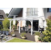 Terrasse avec toit, table à manger et barbecue dans le jardin.