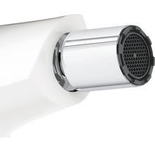 Detailaufnahme eines Wasserhahn-Auslaufs mit Perlator