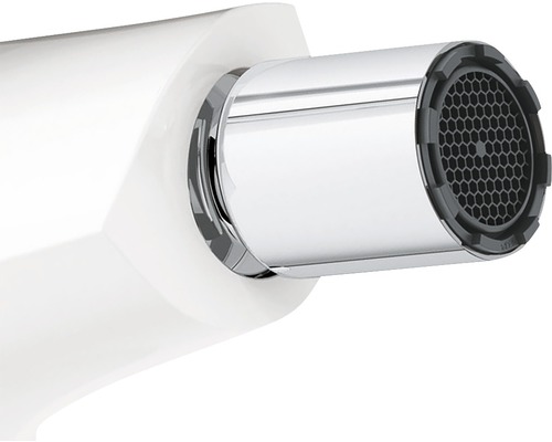 Gros plan sur le bec d''un robinet avec mousseur