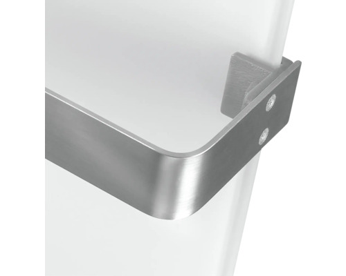 Gros plan d''un support en acier inoxydable sur un objet