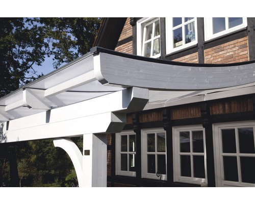 Vue détaillée d''une pergola en bois sur un bâtiment avec des fenêtres.