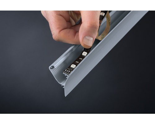 LED Streifen wird in ein Aluminiumprofil eingesetzt