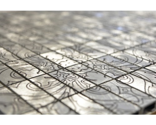 Gros plan sur des carreaux de mosaïque argentés à motifs