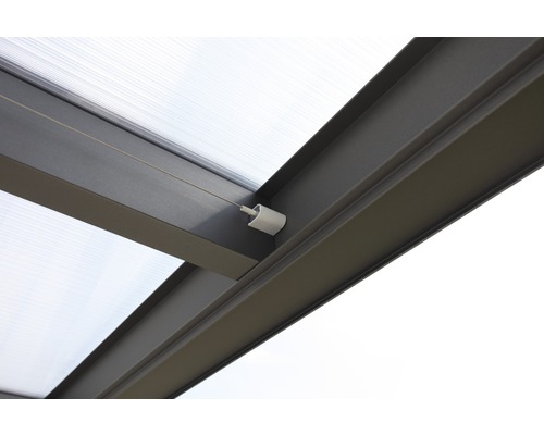 Vue détaillée d''un toit de terrasse avec cadre en aluminium et plaques de polycarbonate