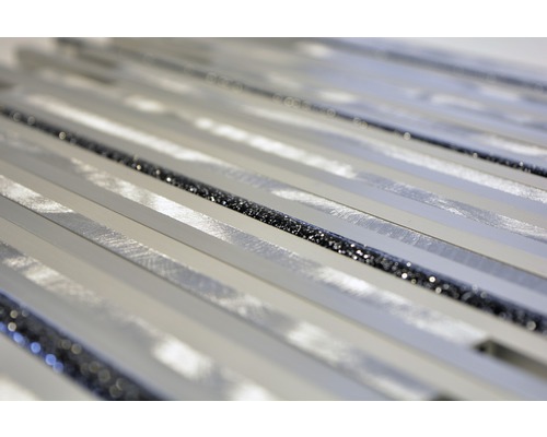 Nahaufnahme von mehreren Aluminiumprofilen mit glitzernden, dunklen Akzenten