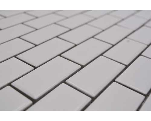 Rechteckige Fliesen im Verband verlegt