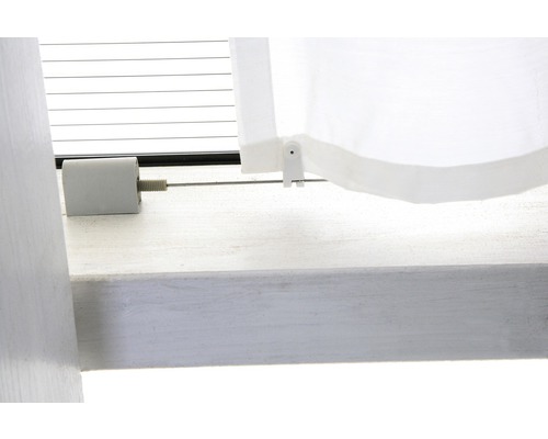 Detailansicht eines Fensters mit Plissee Rollo und Befestigung