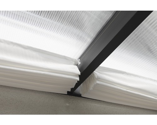 Detailansicht einer Terrassenüberdachung mit Markise