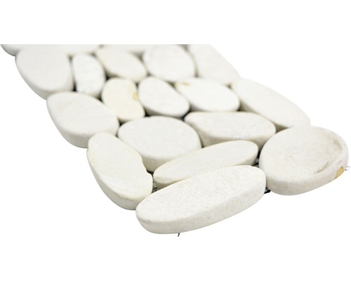 Tapis de mosaïque en galets blancs