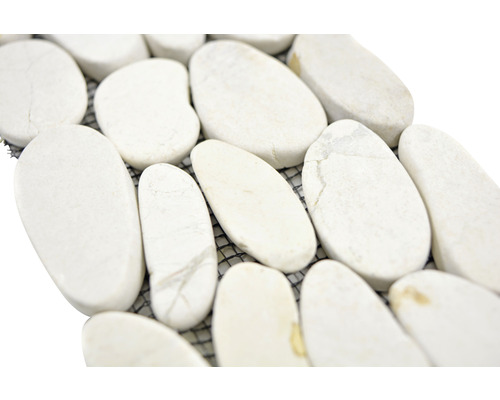 Tapis de mosaïque en galets blancs