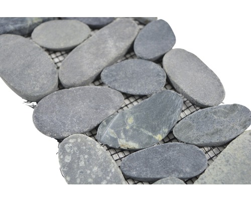 Mosaikmatte mit grauen Kieselsteinen