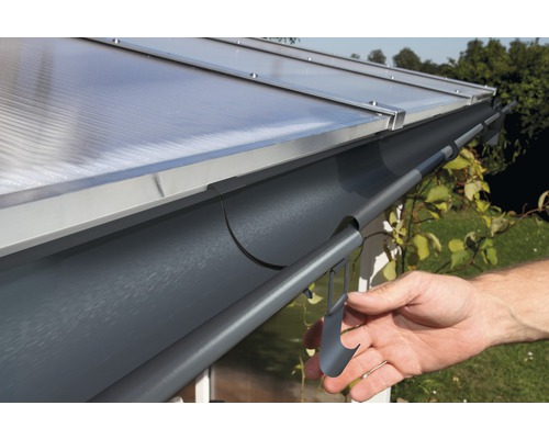 Installation d''une gouttière de toit en métal sur un toit