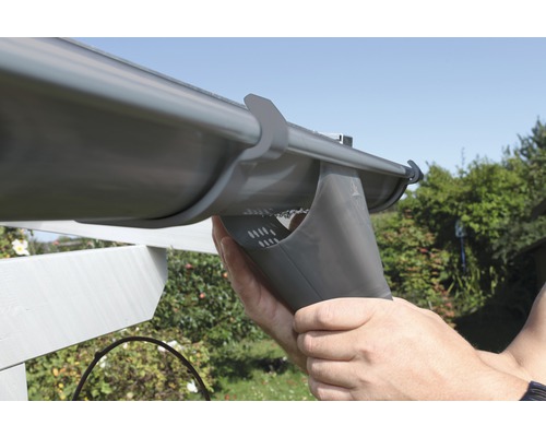 Installation d''une gouttière avec raccord de descente pluviale