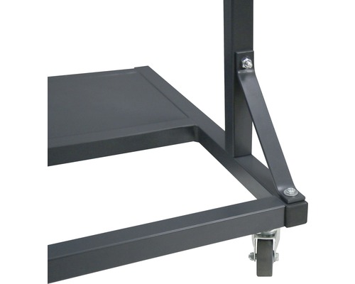 Detailansicht eines Werkstattwagens aus Metall mit Rollen