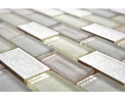 Nahaufnahme von Glasmosaikfliesen im Ziegelmuster