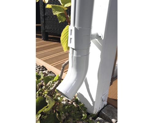 Installierter Dachrinnenablauf an einem Haus