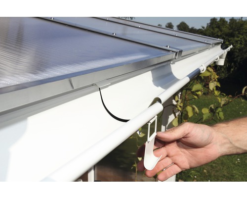 Installation einer Dachrinne an einem Dach mit transparenten Dachplatten.