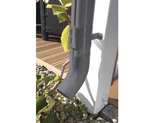 Graues Regenfallrohr an Hauswand mit Halterung