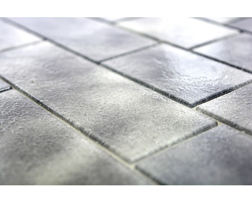 Detailaufnahme von grauen rechteckigen Fliesen