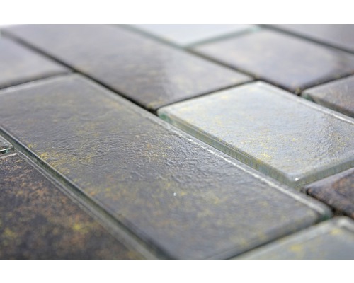 Detailaufnahme von rechteckigen Glasmosaikfliesen