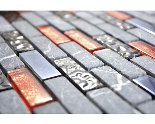 Mosaïque avec éléments en pierre, en verre et en métal