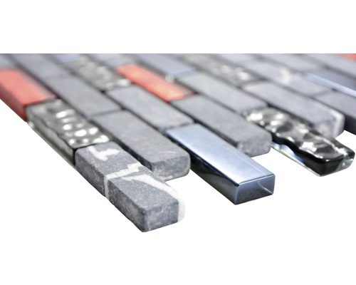 Mosaïque avec pierres rectangulaires en pierre, verre et métal