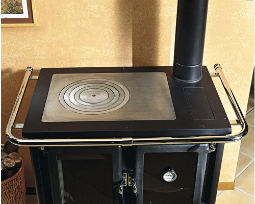 Vue détaillée d''une cuisinière noire avec plaque de cuisson et barre d''appui