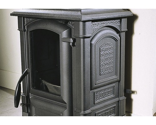 Poêle à bois avec porte ouverte et éléments décoratifs