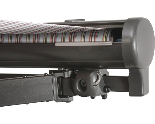 Detailansicht einer Markise mit gestreiftem Stoff und grauer Mechanik