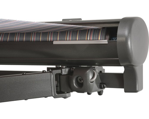 Detail einer Gelenkarmmarkise mit gestreiftem Markisenstoff