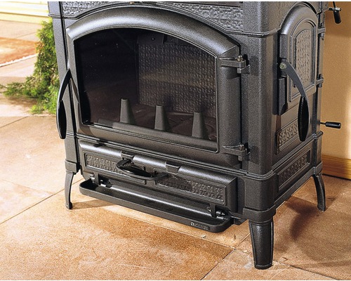 Poêle à bois avec vitre et éléments de commande