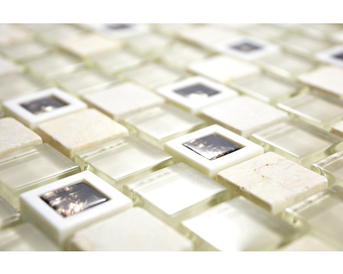 Gros plan de carreaux de mosaïque carrés en verre et en pierre naturelle