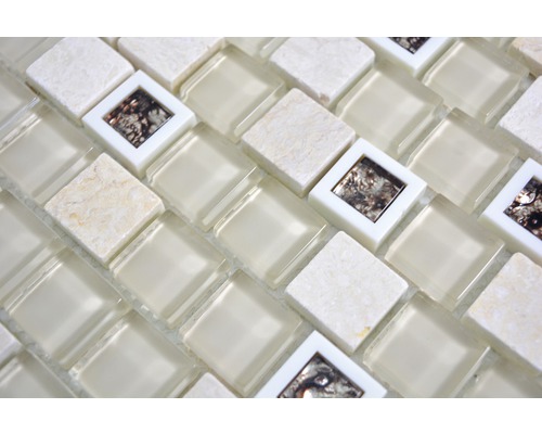 Gros plan de carreaux de mosaïque de verre avec de la pierre naturelle et des décorations de coquillages