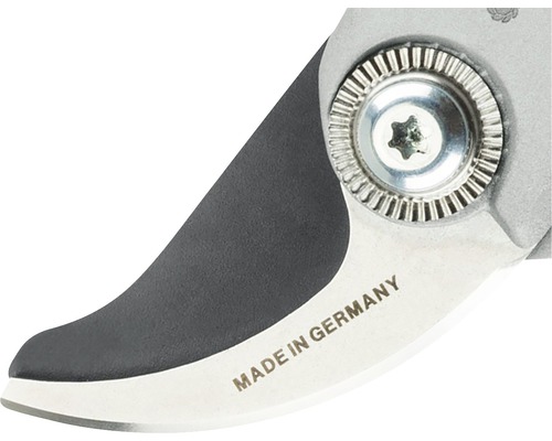 Gros plan d''un sécateur portant la mention Fabriqué en Allemagne.