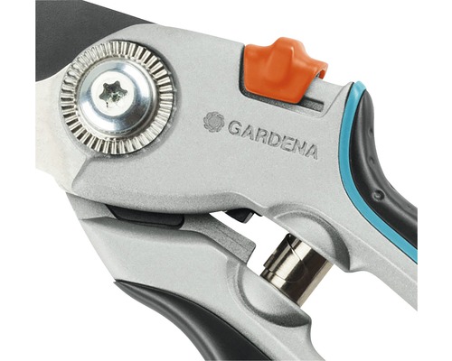 Gros plan d''un sécateur avec le logo Gardena.