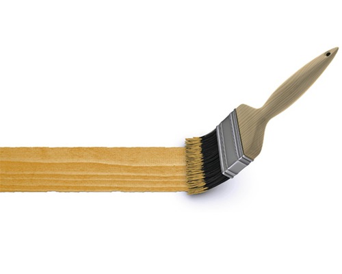 Pinceau peignant une planche de bois